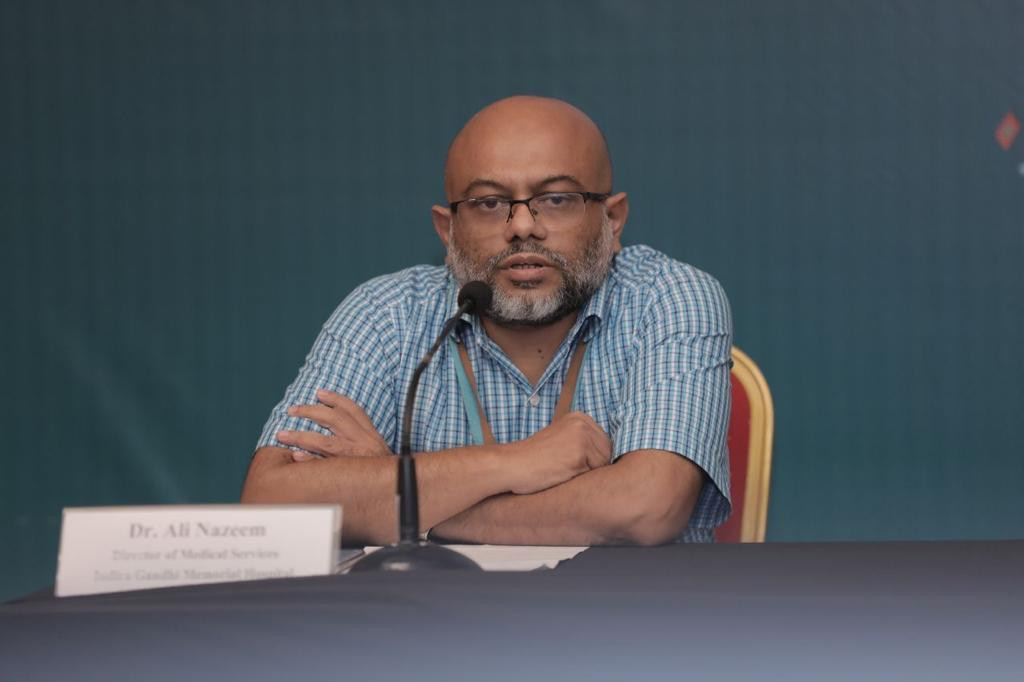 އައިޖީއެމްއެޗްގެ ޑިރެކްޓަރ އޮފް މެޑިކަލް ސަރވިސަސް ޑރ. އަލީ ނަޒީމް، އެންއީއޯސީން ބޭއްވި ނޫސްވެރިންގެ ބައްދަލުވުމުގައި ވާހަކަ ދައްކަވަނީ