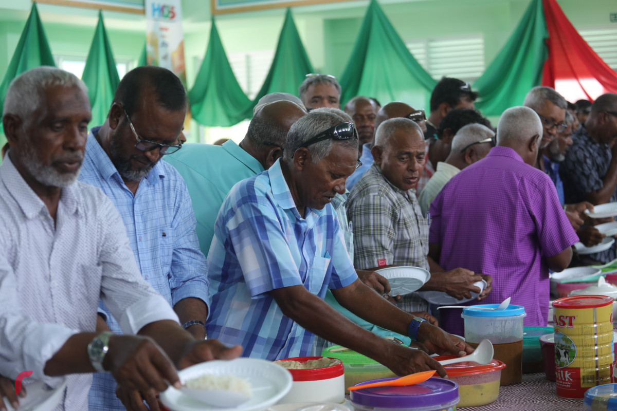 11 އޮގަސްޓު 2019/ ހއ.ހޯރަފުށި --ރށުގެ އެންމެން އެކުގައި މެންދުރުގެ ކެއުމަށް އިންސާފު ކުރަނީ. މި ޖާފަތުގައި ގިނަ އަދަދެއްގެ މީހުން ވަނީ ބައިވެރި ވެފަ-- ފޮޓޯ: ޝުއައިބް މުހައްމަދު