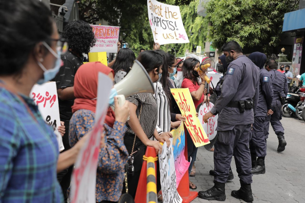 އަންހެނުންނާއި ކުޑަކުދިންނަށް ކުރާ ޖިންސީ އަނިޔާއާއި ދެކޮޅަށް ވޮއިސް އޮފް ޗިލްޑްރަންސްގެ ފަރާތުން ކުރިއަށް ގެންދިއަ މުޒާހަރާގެ ތެރެއިން - ފަހަކަށް އައިސް އަންހެނުންނަށް ކުރާ ޖިންސީ ފުރައްސާރަ އިތުރުވެފައިވާއިރު، ކުޑަކުދިން ރޭޕްކުރުމުގެ އެތައް މައްސަލައެއް ވަނީ ފެންމަތިވެފައި - ފޮޓޯ: ރާއްޖެއެމްވީ