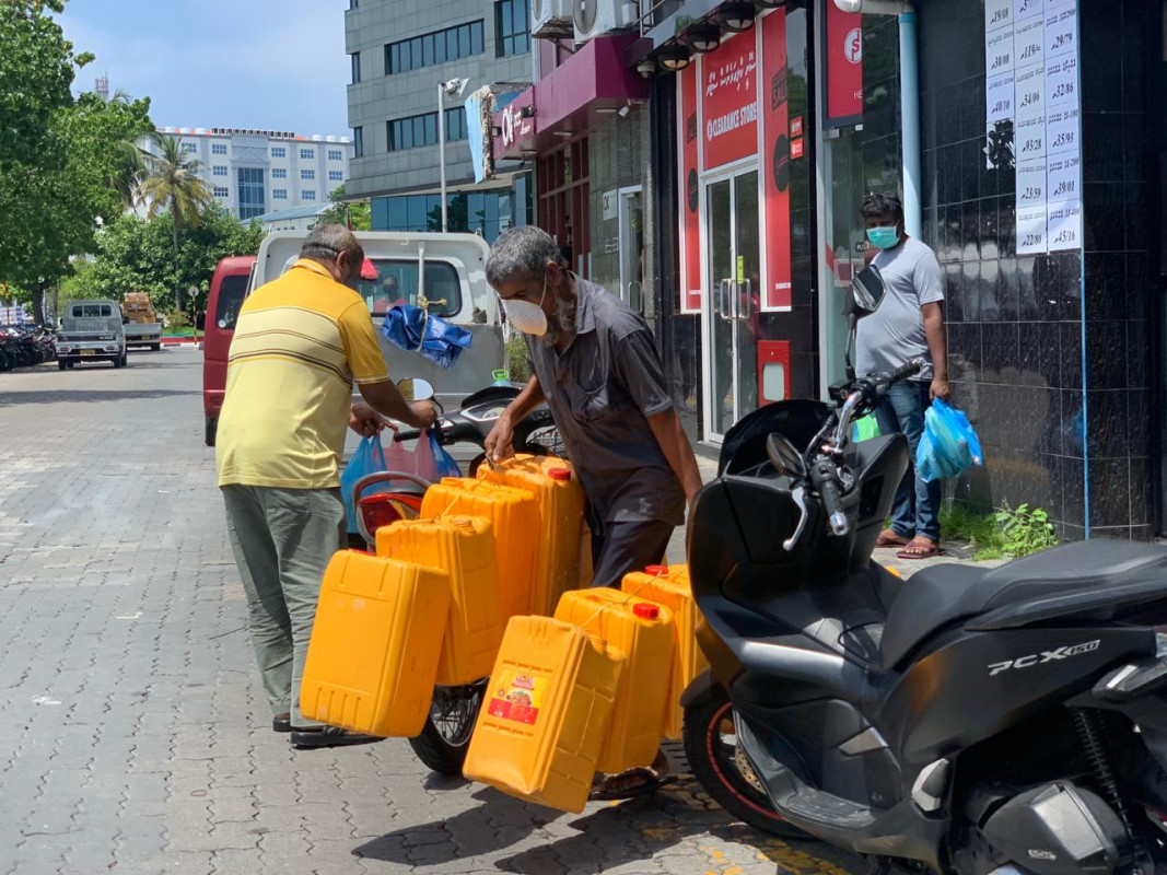 ފިހާރައަކުން މީހަކު 20 ލީޓަރުގެ ހަންތަކެއް ހިފައިގެން - ފުރަބަންދުގެ ލުއިތަކާއި އެކު ވިޔަފާރި ކުރުމަށްވެސް ވަނީ ވަކި ގަޑިތަކެއް ކަނޑައަޅާފައި - ފޮޓޯ: ރާއްޖެއެމްވީ