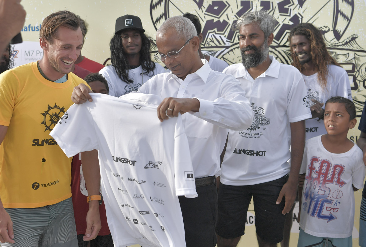 24 ޖޫން 2019 --ރާޅުގުޑީގެ ހަރަކާތްތައް ބައްލަވައިލައްވާ ރައީސް ސާލިހް ބައިވެރިންނާއި ބައްދަލުކުރެއްވުން.-- ފޮޓޯ: ރައީސް އޮފީސް