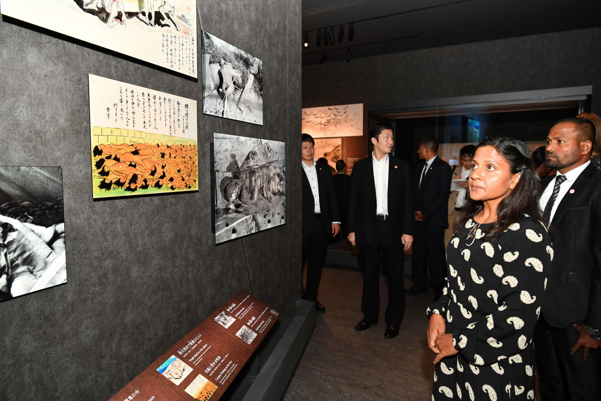 "ހީރޯޝީމާ ޕީސް މެމޯރިއަލް މިއުޒިއަމް" އަށް ރައީސުލްޖުމްހޫރިއްޔާ ޒިޔާރަތް ކުރެއްވުން -- ފޮޓޯ: ރައީސް އޮފީސް