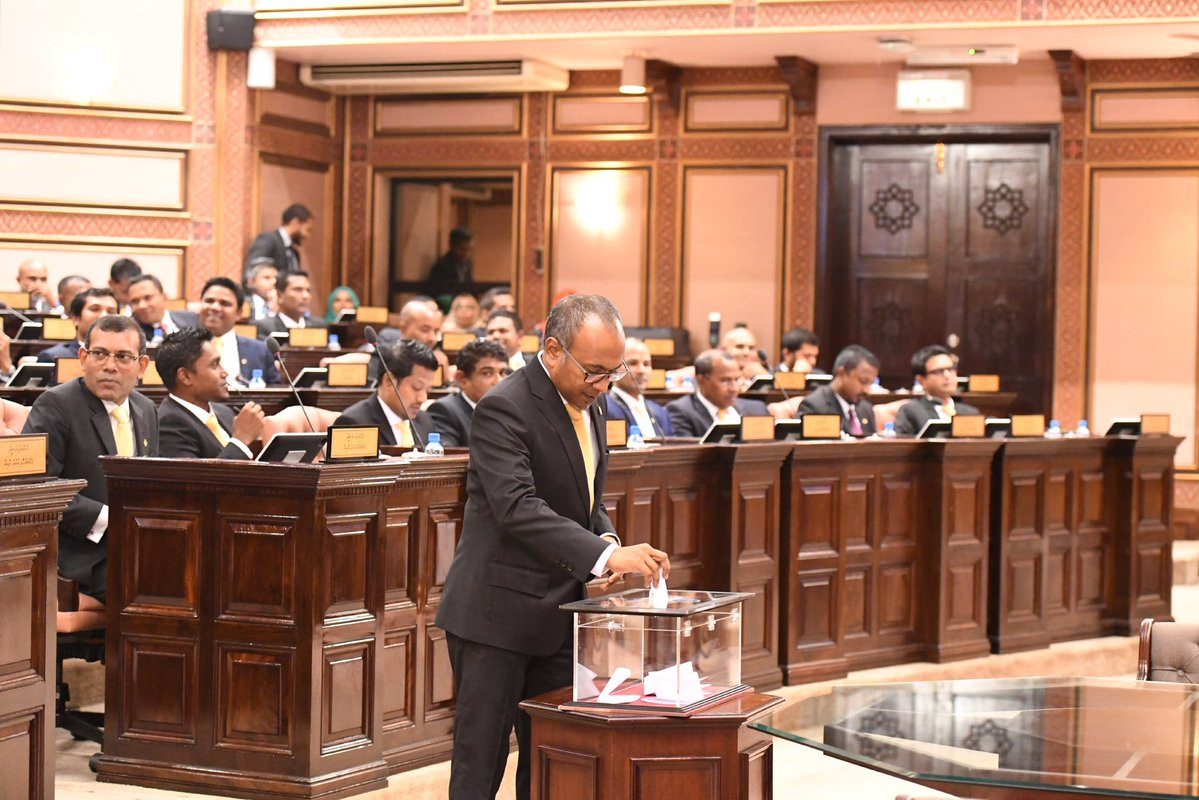 މެއި 28، 2019: ނަވާރަ ވަނަ މަޖިލީހުގެ ރައީސާއި ނައިބްރައީސް ހޮއްވެވުމަށް ބޭއްވި ޖަލްސާގައި ހެންވޭރު ހުޅަނގު ދައިރާގެ މެމްބަރު ހަސަން ލަތީފް