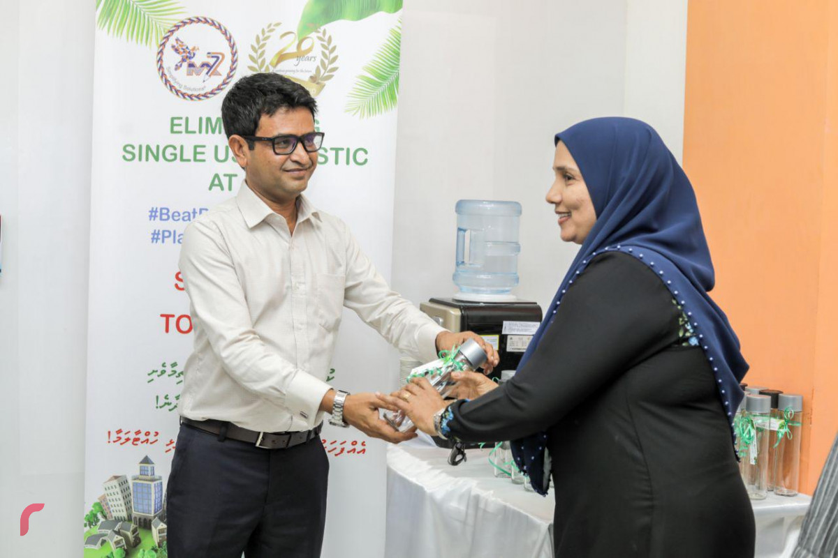 30 ޖޫން 2019 -- އެއްފަހަރު ބޭނުން ކޮށްފައި އެއްލައިލާ ޕްލާސްޓިކް ބޭނުން ކުރުން ހުއްޓާލުމަށް ނިންމައި، އެކަން ފާހަގަކުރުމަށް އެމް 7 އިން ބޭއްވި ރަސްމިއްޔާތުގެ ތެރެއިން - އެމް 7 ގެ މުއައްޒަފުންނަށް ހޯރަފުށި ދާއިރާގެ މެމްބަރު އަހުމަދު ސަލީމް ބިއްލޫރި ފުޅި ހަވާލުކުރަނީ -- ފޮޓޯ: ޝުއައިބް މުހައްމަދު