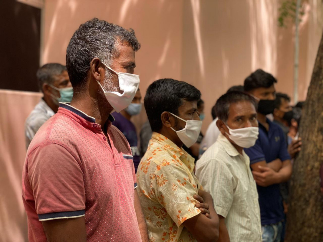 މުސާރަ ނުދޭ ކަމަށް ބުނެ ބިދޭސީން 03 އޮގަސްޓު 2020 ވަނަ ދުވަހު ކުރި މުޒާހަރާގެ ތެރެއިން - މީގެ ކުރިން ބިދޭސީން ކުރި މުޒާހަރާތަކުގައި، ބިދޭސީން ކޮންޓްރޯލް ކުރުމަށް އެ ސަރަހައްދުގައި ހަރަކާތްތެރިވި ފުލުހުންނާ ދިމާލާ ގަލާ ލަޓިބުރި އުކާފައިވޭ - ފޮޓޯ: ރާއްޖެއެމްވީ