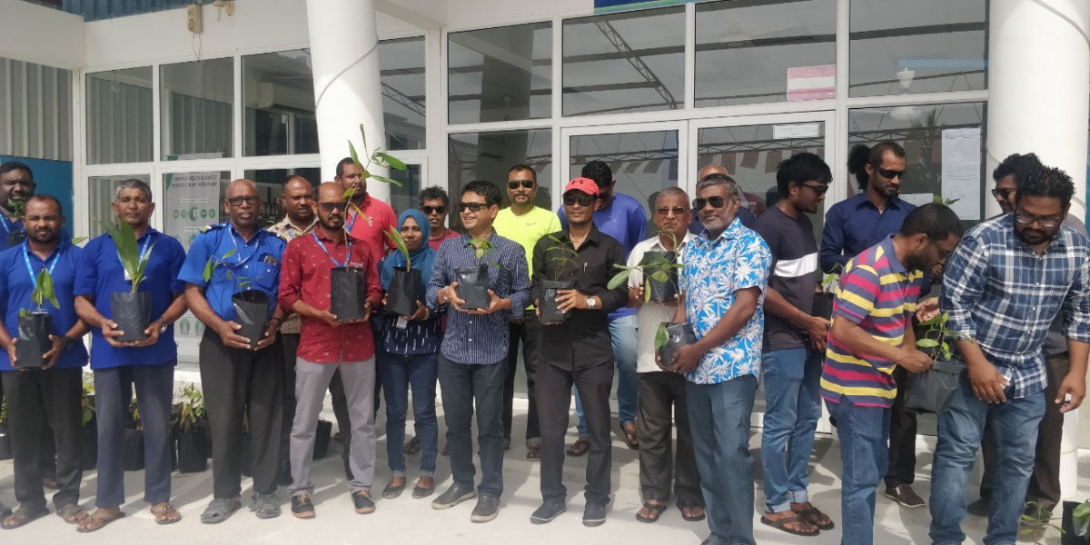 28 ޖުލައި 2019 --ހޯރަފުށީގައި އެއާރޕޯޓް އެޅުމަށް ބިން ހިއްކާ ސަރަހައްދު ފެހިކުރުމަށް އެ ރަށުގެ މުއައްސަސާތަކުން އިސްނަގައިގެން ގަސް ހަދިޔާ ކުރުމުގެ ޕްރޮގްރާމްގެ ތެރެއިން އެ ރަށު އެސްޓީއޯ އިން ގަސް ހަދިޔާކުރުން--  ފޮޓޯ: ރާއްޖެ.އެމްވ