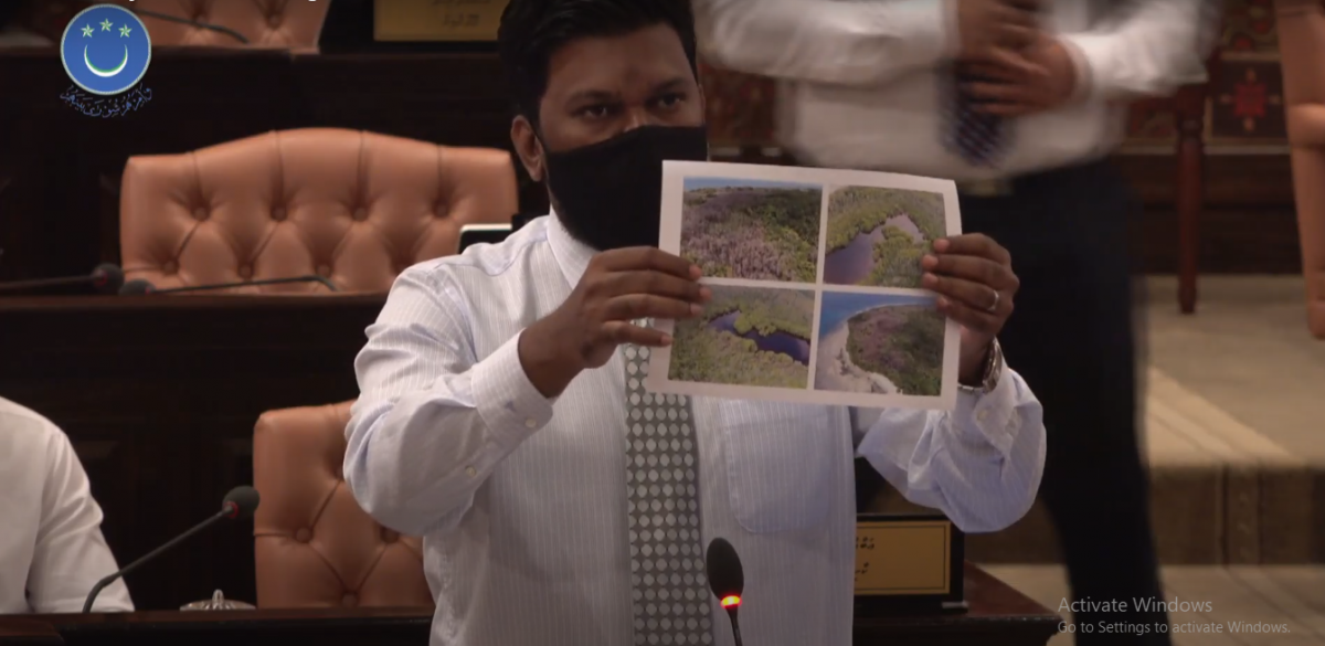 މަކުނުދޫ ދާއިރާގެ މެމްބަރ މުހައްމަދު ރާއީ ނޭކުރެންދޫ ކަނޑޫފަލަށް އަންނަ ބަދަލުތައް ދައްކުވައިދޭ ފޮޓޯއެއް ޖަލްސާގައި ދައްކާލައްވަނީ