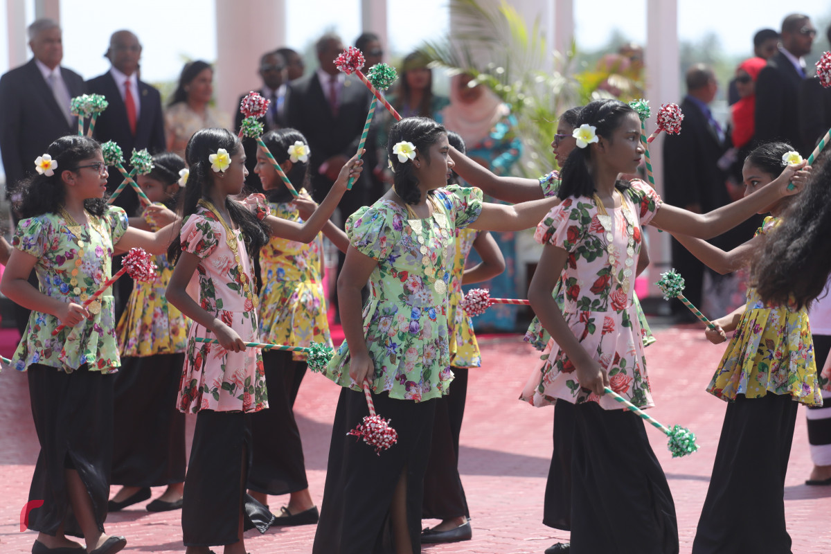 2 ސެޕްޓެމްބަރ 2019 --ބޮޑުވަޒީރު ރަނިލް ރަނިލް ވިކްރަމަސިންހަ އަށް މަރުހަބާ ދެންނެވުމުގެ ހަރަކާތްތައް ރަސްމީ ފާލަމުން-- ފޮޓޯ: ޝުއައިބް މުހައްމަދު