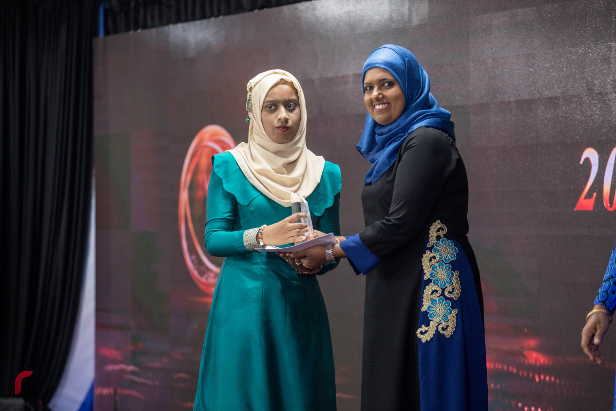 8 ޖުލައި 2019 --ރިވެލި އެވޯޑު ދިނުން. ޖެންޑަރ މިނިސްޓަރ ޝިދާތާ ޝަރީފް އެވޯޑް ދެއްވަނީ- ފޮޓޯ: ޝުއައިބް މުހައްމަދު