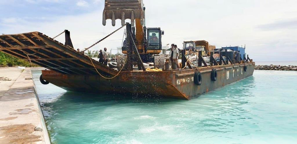 ފ، ދަރަނބޫދޫ ބަނދަރު އަޕްގްރޭޑް ކުރުމުގެ މަޝްރޫއަށް ބޭނުންވާ ތަކެތި އެރަށަށް ގެންގޮސްފައި