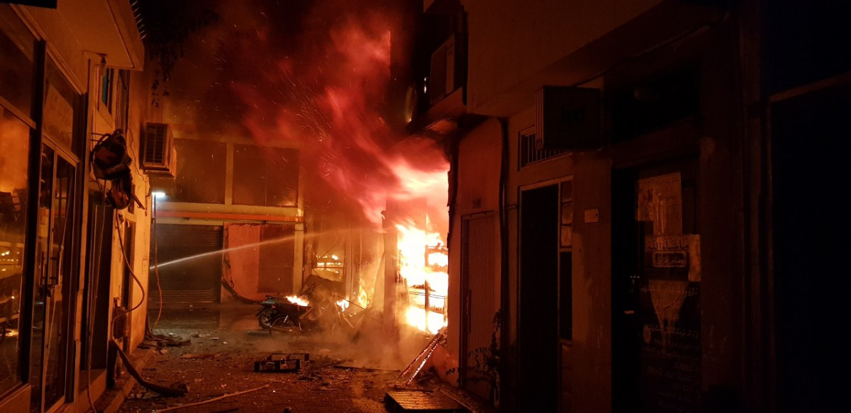 ހެންވޭރު އަބަދަށްފެހި މަގުގައި ހުރި ގެތަކެއްގައި ރޯވެ އަނދަމުންދާ މަންޒަރު. އެމްއެންޑީއެފުގެ އަލިފާން ނިއްވާ ޓީމުތަކާއި ފުލުހުންވެސް ދަނީ އެ ސަރަހައްދުގައި ހަރަކާތްތެރިވަމުން. އަލިފާންގަނޑު ވަރަށް ބޮޑަށް ފެތުރި ދުމުގެ އަސަރު އެ ސަރަހައްދުގެ ގެތަކަށްވެސް ދަނީ ކުރަމުން،