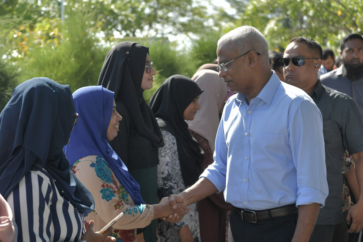 13 ޖުލައި 2019 --އަބްދުއް ސަމަދު މެމޯރިއަލް ހޮސްޕިޓަލްގެ މުއައްޒަފުންނާއި ރައީސް ސަލާމްކުރައްވަނީ-- ފޮޓޯ: ރައީސް އޮފީސް