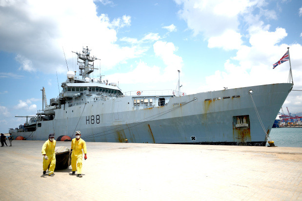 ލުބުނާނުގެ ވެރިރަށް ބެއިރޫތުގެ ބަނދަރުގައި ހުރި ގޮވާ ޒާތުގެ ތަކެތީގައި ހުޅުހިފައި ހިނގި ގޮވުމުގެ ހާދިސާއާއި ގުޅިގެން އެ ބަނދަރަށް ބޮޑެތި ގެއްލުންތަކެއް ވަނީ ލިބިފައި. ހަފުތާއެއްހާ ދުވަސް ފަހުން ބަނދަރު އަލުން ހުޅުވިގެން އައިއިރު އެ ސަރަހައްދު އަލުން އާރާސްތުކުރަން ބިލިއަނުން ޑޮލަރު ހޭދަވާނެ ކަމަށް ވަނީ ބެލެވިފައި. ފޮޓޯ: ގަލްފްޓައިމްސް