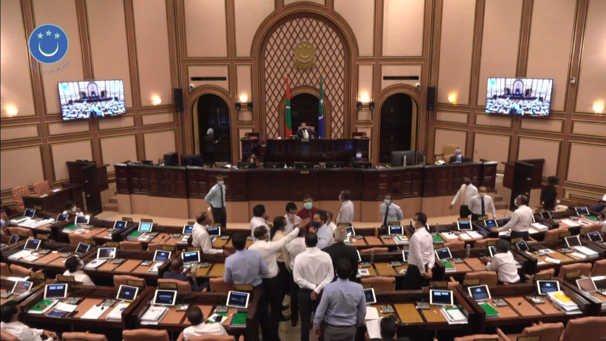 ރައްޔިތުންގެ މަޖިލީހުގެ ޖަލްސާގައި ހިނގާދިޔަ ހަމަނުޖެހުމުގެ ތެރެއިން