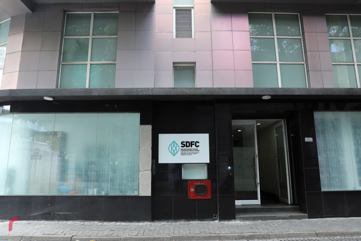 ދައުލަތުގެ ގިނަ އޮފީސްތައް އަމިއްލަ މީހުންގެ އިމާރާތްތަކުގައި ހިންގާ