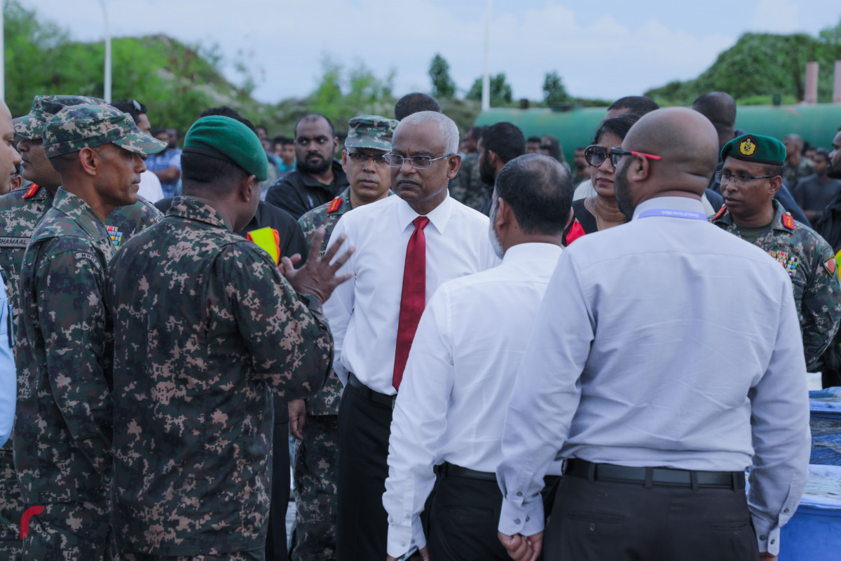 އެ ސަރަހައްދަށް ވަޑައިގެން އެމްއެންޑީފްގެ ޓީމާ މުހާތަބު ކުރައްވާ ރައީސުލް ޖުމްހޫރިއްޔާ އިބްރާހީމް މުހައްމަދު ސޯލިހް ވިދާޅުވީ އެ އަލިފާނުގެ ހާދިސާގައި އެމްއެންޑީއެފްގެ ފަޔަރ އެންޑް ރެސްކިއު ޓީމުން ކުރެއްވީ ވަރަށް ރަނގަޅު މަސައްކަތެއް ކަމަށާއި އަލިފާންގަނޑު އަވަހަށް ނިއްވާނުލެވުނު ނަމަ މިކަން ބޮޑު ކާރިސާއަކަށް ބަދަލުވެގެން ދިޔައީސް ކަމަށް -- ފޮޓޯ: ރާއްޖެ.އެމްވީ