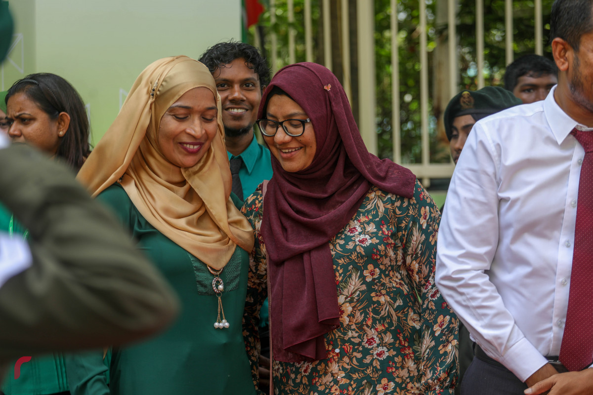 25 ޖުލައި 2019 --ކަލާފާނު ސުކޫލުގެ 30 ވަނަ އަހަރީ ދުވަސް ފާހަގަކުރުމުގެ ގޮތުން ބޭއްވި ފޮޓޯ މައުރަޒު ހުޅުވުމުގެ ރަސްމިއްޔާތު ޝަރަފްވެރި ކޮށްދެއްވަން ވަޑައިގަތް ކުރީގެ ރައީސް މައުމޫން އަބްދުލް ގައްޔޫމްގެ އިސްތިގުބާލުގައި-- ފޮޓޯ: ޝުއައިބް މުހައްމަދު