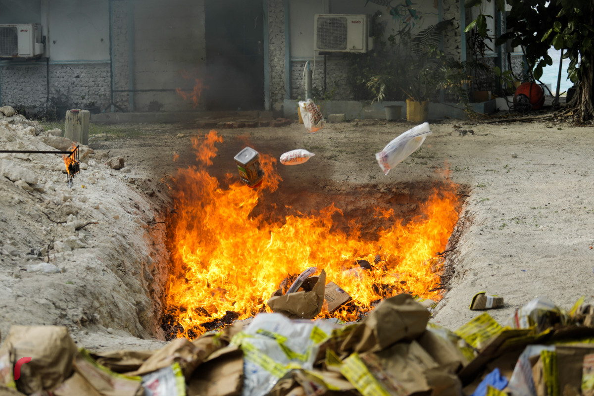 26 ޖޫން 2019: ފުލުހުންގެ ބެލުމުގެ ދަށުގައި ހުރި 416.9 ކިލޯގެ މަސްތުވާތަކެތި ނައްތާލުން. -- ފޮޓޯ: ޝުއައިބް މުހައްމަދު