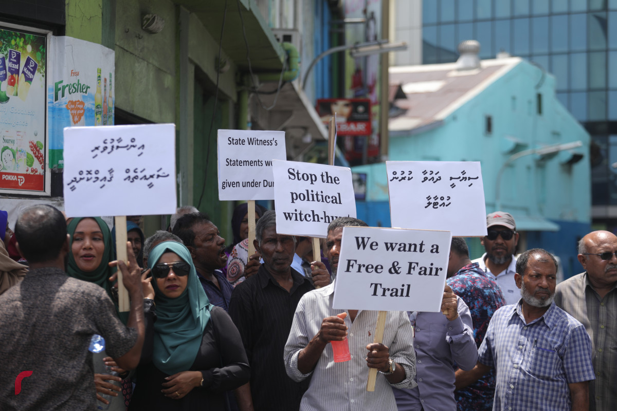 04 އޯގަސްޓް 2019 --ރައީސް ޔާމިން ޝަރީއަތް ކުރިޔަށްދިޔަ ކްރިމިންލް ކޯޓު ކައިރިޔަށް އެއްވެ ތިބި ސަޕޯޓަރުން އަޑުއުފުލަނީ-- ފޮޓޯ: ޝުއައިބް މުހައްމަދު