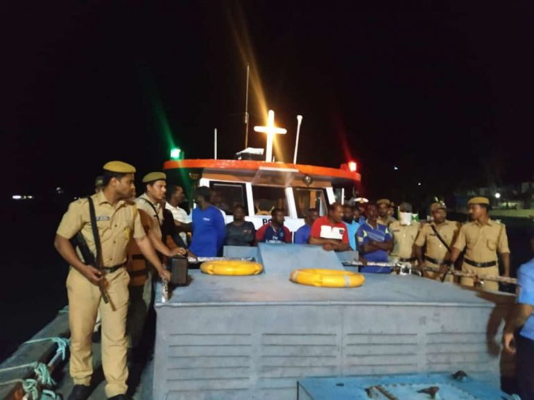 ފެބްރުއަރީ މަހުގައި އަންބަރީ ދޯނި އިންޑިއާ ކައިރިން މަސްވެރިންކަން ކުރަމުންދަނިކޮށް އިންޑިއާގެ ކޯސްޓްގާޑުގެ ބެލުމުގެ ދަށަށް ގެނެވިފައި