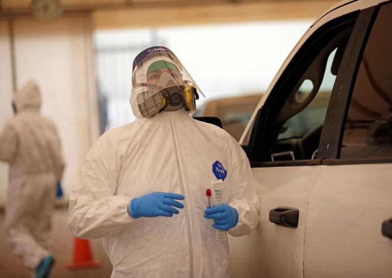 މެކްސިކޯގައި މީހަކު ކޮވިޑް-19 އަށް ޓެސްޓް ކުރުމަށް ސާމްޕަލް ނެގުމުގެ މަސައްކަތުގައި