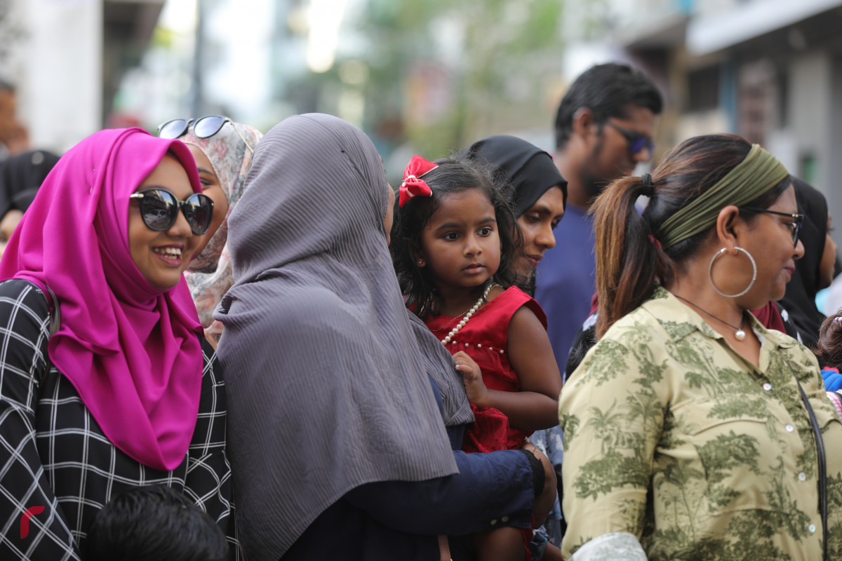 27 ޖުލައި 2019 --މިނިވަން ދުވަހުގެ ޕެރޭޑް ބަލަން އެއްވެ ތިބި މީހުން-- ފޮޓޯ: ޝުއައިބް މުހައްމަދު