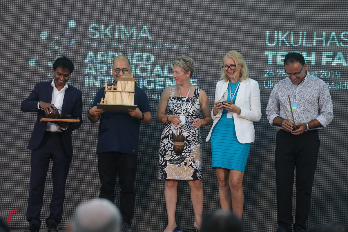 29 އޯގަސްޓް 2019/ އއ.އުކުޅަސް --އުކުޅަސް ޓެކް ފެއަރ ނިންމުމުގެ ޖަލްސާގެ ތެރެއިން، މި ޓެކްފެއާރ އާއި ފޯރަމްގައި ބައިވެރިވި ހުރިހާ ފަރާތްތަކަށް އެ ރަށު ސްކޫލް ކުދިންގެ ފަރާތުން އެރުވި ހަދިޔާތައް-- ފޮޓޯ: ޝުއައިބް މުހައްމަދު