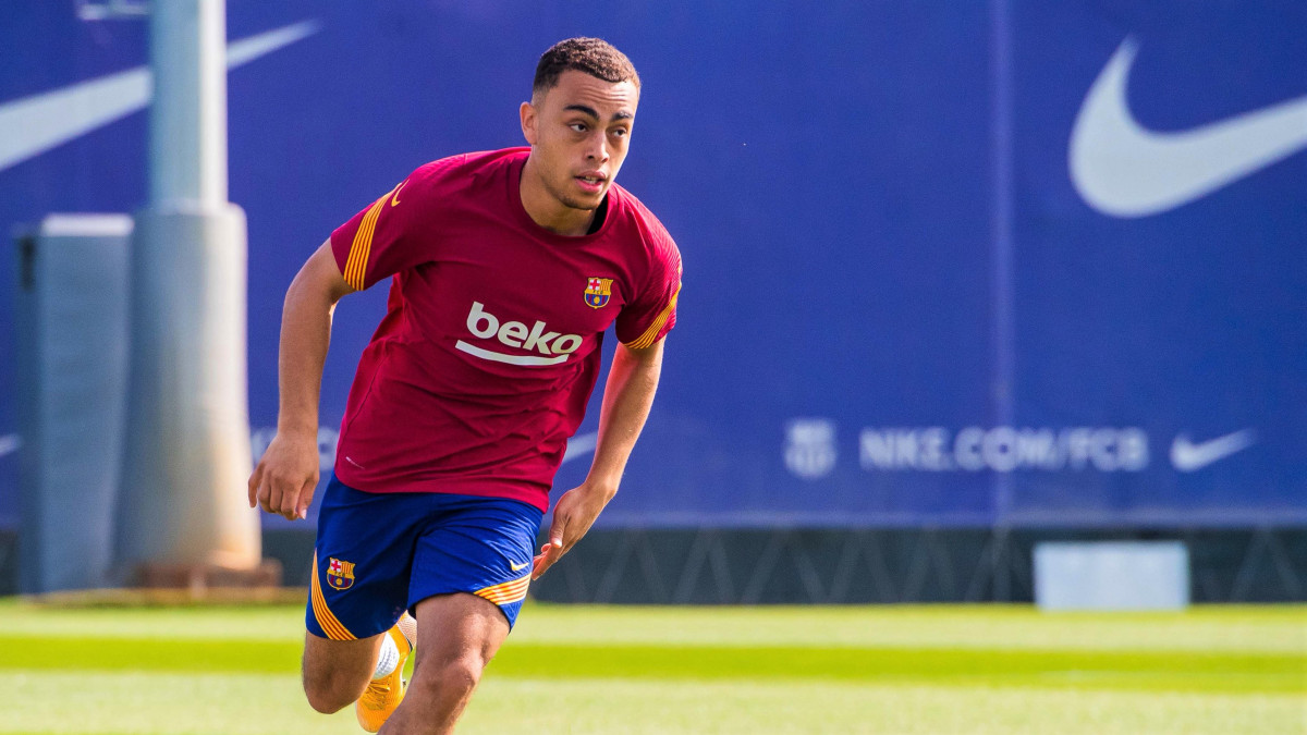 ބާސާއާ ގުޅުނު ޒުވާން ޑިފެންޑަރު ސާޖިނިއޯ ޑެސްޓް