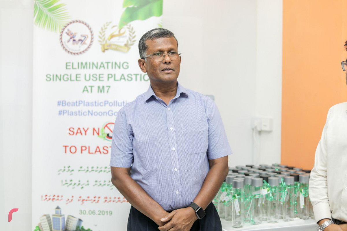 30 ޖޫން 2019 -- އެއްފަހަރު ބޭނުން ކޮށްފައި އެއްލައިލާ ޕްލާސްޓިކް ބޭނުން ކުރުން ހުއްޓާލުމަށް ނިންމައި، އެކަން ފާހަގަކުރުމަށް 7 ސެވަން އިން ބޭއްވި ރަސްމިއްޔާތުގެ ތެރެއިން - 100 އަށް ވުރެ ގިނަ މުވައްޒަފުން މަސައްކަތްކުރަމުންދާއިރު ކޮންމެ ދުވަހަކުވެސް އެއްތަށް ފުޅިތަކެއް ގެނެވި އުކާލެވެމުންދާ ކަމަށް ސައްތާރު ވިދާޅުވި -- ފޮޓޯ: ޝުއައިބް މުހައްމަދު