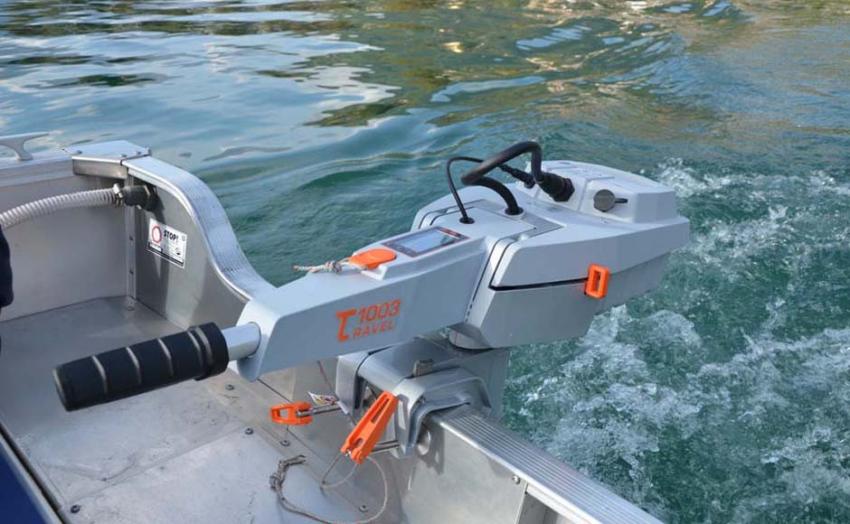 ޓޯކީޑޯ އައުޓްބޯޑު އިންޖީނެއް އަޅާފައި