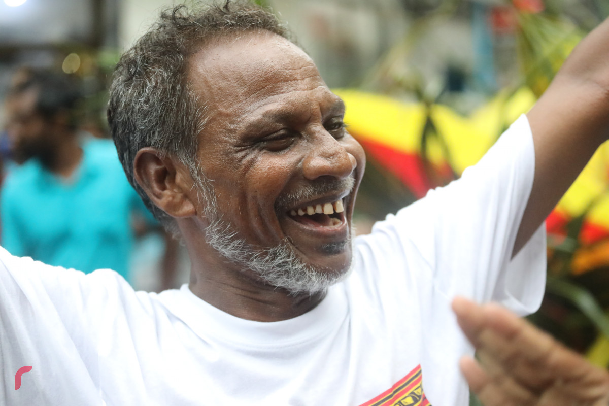 04 ޖޫން 2019 --މާލޭގައި މާލި ނެރުމުގެ ހަރަކާތުގެ ތެރެއިން، މި ހަރަކާތް ބަލާލުމަށް ގިނަ އަދަދެއްގެ މީހުން ވަނީ ޖަމާވެފައި-- ފޮޓޯ: ޝުއައިބް މުހައްމަދު