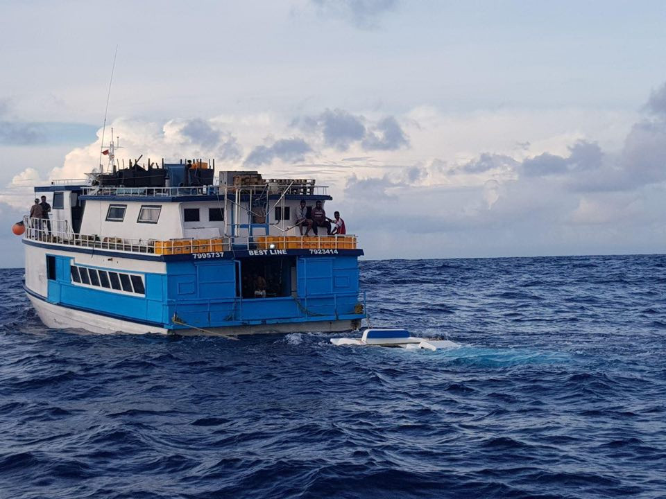 ކަފުޖަހައިގެން ގެންދިޔަ ޑިންގީއެއް ބަންޑުން ޖަހާލައި އަޑިއަށްދާތީ އެމްއެންޑީއެފް އެހީތެރިކަން ފޯރުކޮށްދީފި