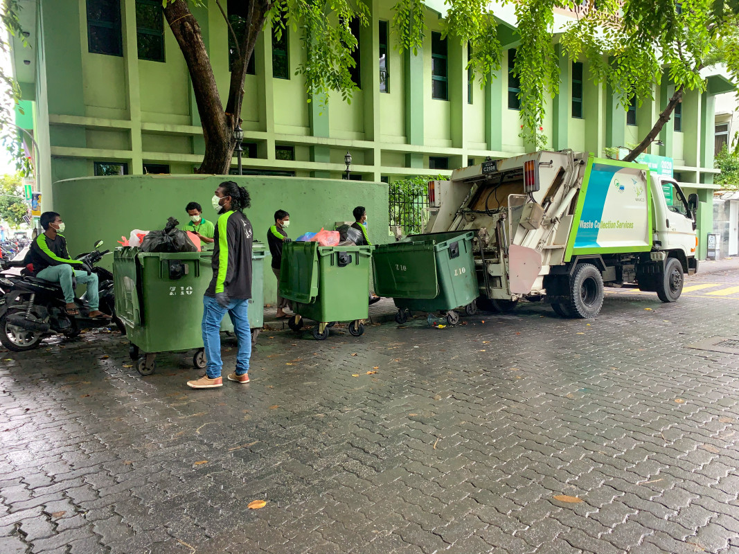 ވެމްކޯގެ މުވައްޒަފުން ކުނި އުކާލުމުގެ މަސައްކަތަށް ތައްޔާރުވަނީ - ކޮވިޑް-19 އާއި ގުޅިގެން މާލެ ސަރަހައްދު ލޮކްޑައުން ކޮށްފައިވާތީ، މާލެ، ހުޅުމާލެ އަދި ވިލިމާލޭގެ ގޭގައި އުފެދޭ އާންމުކުނި ފިޔަވައި، ކުނީގެ ގޮތުގައި އުކާލެވޭ އެހެނިހެން ސާމާނު އުކާލުން މިވަގުތަށް ވަނީ މަޑުޖައްސާލާފައި - ފޮޓޯ: ރާއްޖެއެމްވީ