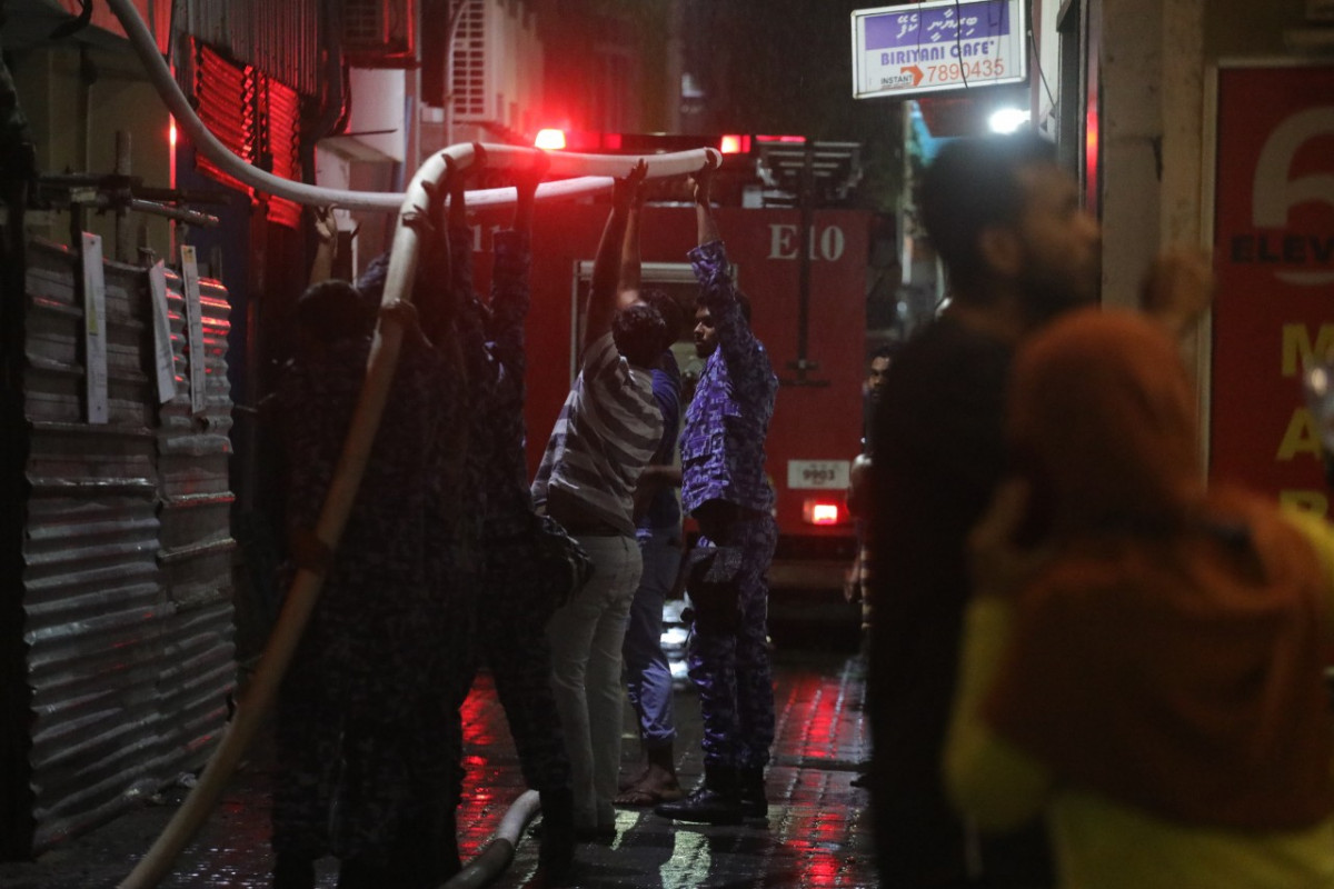 ހެންވޭރު އަބަދަށްފެހި މަގުގައި ހުރި ގެތަކެއްގައި ރޯވެ އަނދަމުންދާ މަންޒަރު. އެމްއެންޑީއެފުގެ އަލިފާން ނިއްވާ ޓީމުތަކާއި ފުލުހުންވެސް ދަނީ އެ ސަރަހައްދުގައި ހަރަކާތްތެރިވަމުން. އަލިފާންގަނޑު ވަރަށް ބޮޑަށް ފެތުރި ދުމުގެ އަސަރު އެ ސަރަހައްދުގެ ގެތަކަށްވެސް ދަނީ ކުރަމުން،