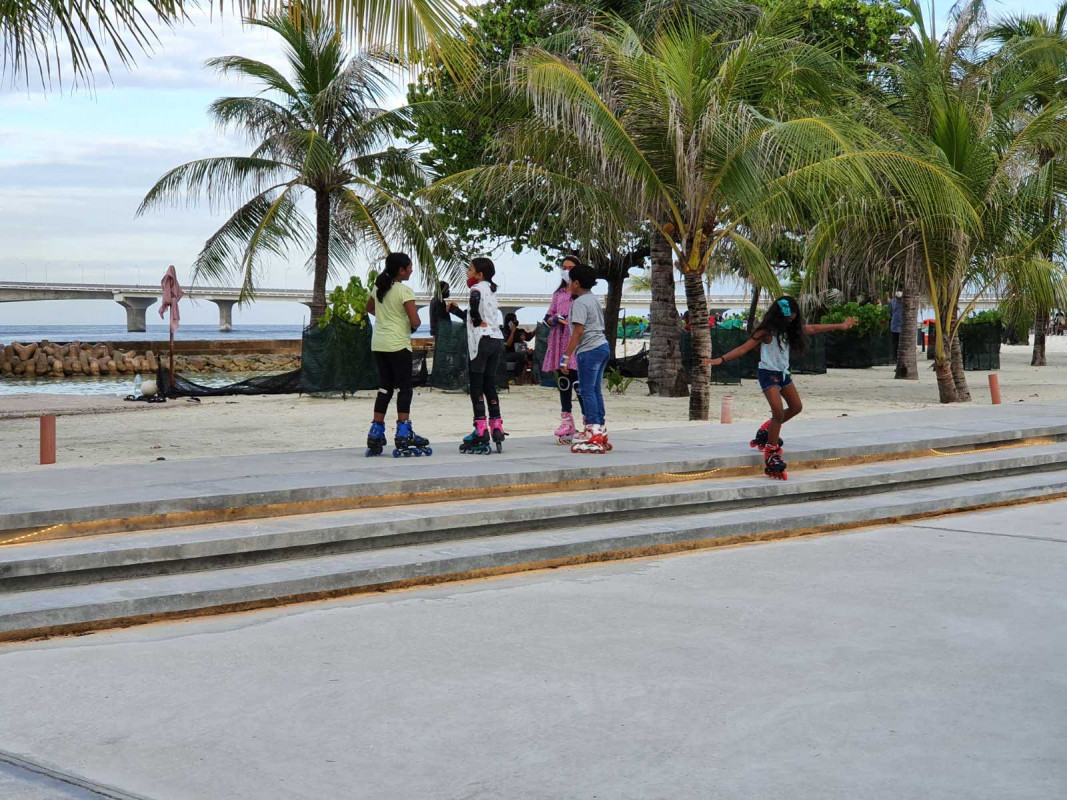 ކުދިންތަކެއް ރޯލަ ސްކޭޓްކުރަނީ - އެތައްދުވަހަކު ގޭ ބަންދުވެފައި ތިބުމަށްފަހު، ބޭރަށް ނުކުމެ ހިތްހަމަޖައްސާލަން ލިބުމުން ކުދިންގެ މޫނުމަތިން އުފާވެރިކަން ފެނޭ  - ފޮޓޯ: ރާއްޖެއެމްވީ