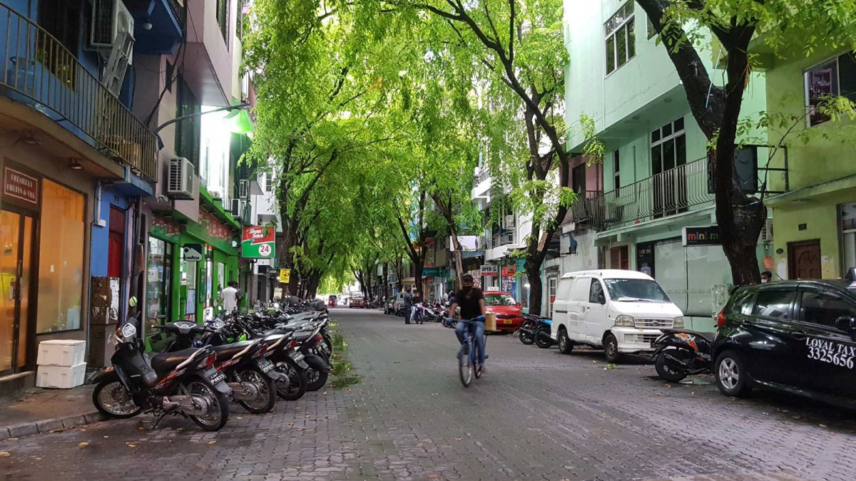 މަގުމަތިން މީހަކު ބައިސްކަލުގައި - ހުއްދަނެތި މަގުމަތީގައި އުޅެމުންދާ ފަރާތްތައް ހުއްޓުވާ އެ ފަރާތްތަކަށް ނަސޭހަތް ދިނުމުގެ އިތުރުން ފިޔަޅުއެޅުން ވެސް ވަނީ ވަރުގަދަކޮށްފައި - ފޮޓޯ: ރާއްޖެއެމްވީ