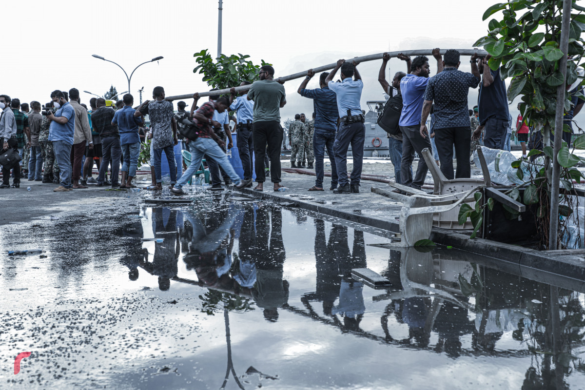 ޓީޖެޓީ ސަރަހައްދުގައި އޮތް ތެޔޮ ބައުޒަރެއްގައި ރޯވި އަލިފާންގަނޑު ނިއްވާލުން -- ފޮޓޯ: ރާއްޖެ.އެމްވީ