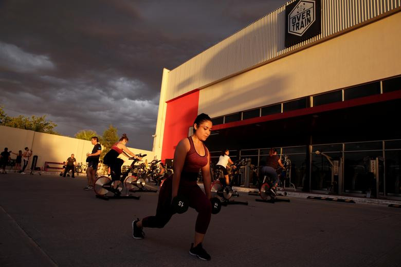 ކޮރޯނާ ވައިރަސްއާއެކު ދިރިއުޅުން - ކޮވިޑްގެ އައު އާންމު ހާލަތުގައި ޖިމުގައި ބޭނުންކުރާ ސާމާނާއި އާލާތްތައް ޖިމްގެ ކޮމްޕައުންޑަން ނެރެގެން މީހުން ކަސްރަތު ކުރަނީ - ފޮޓޯ: ރޮއިޓަރސް