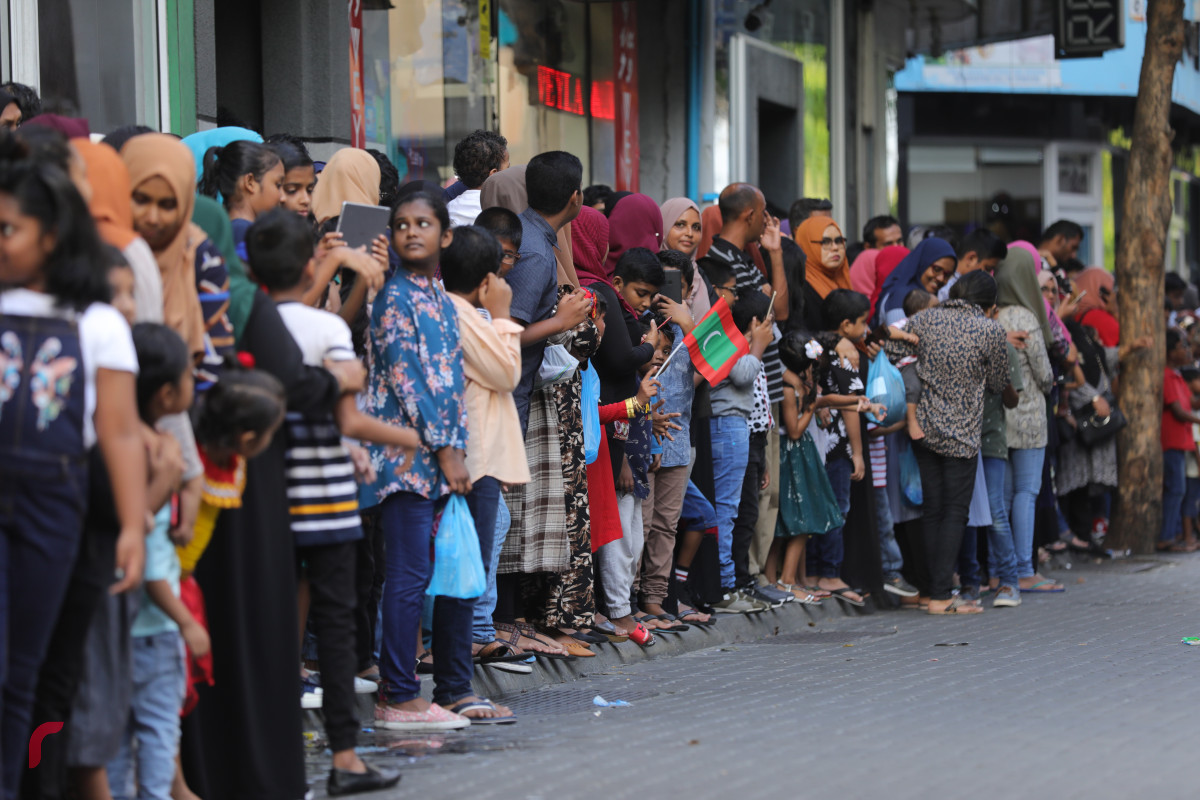 27 ޖުލައި 2019 --ގިނަ އަދަދެއްގެ ކުޑަކުދިންނާއި ބޮޑެތި މީހުން މިނިވަން ކަމާއެކީ މަގުތައް މައްޗައް ނިކުމެ އުފާފާޅުކުރަނީ-- ފޮޓޯ: ޝުއައިބް މުހައްމަދު