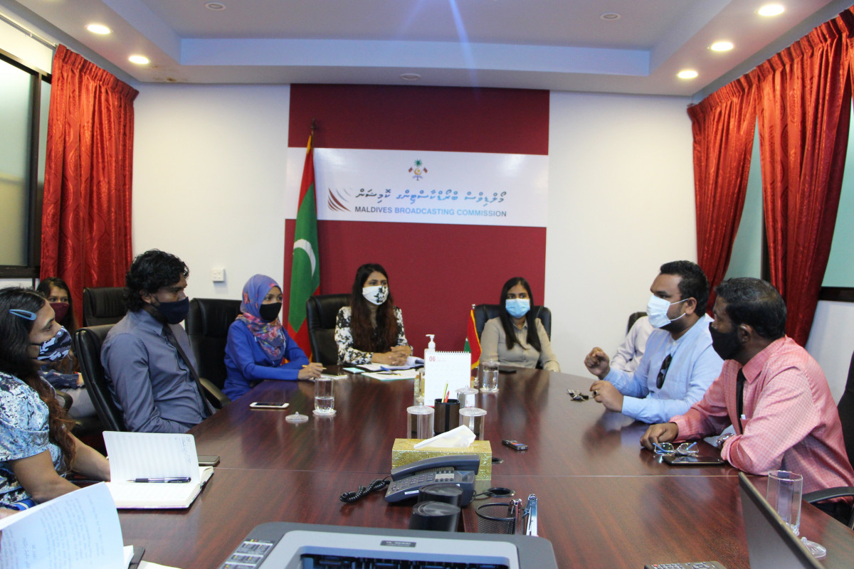 ބްރޯޑްކޮމް އިން ޗެނަލް 13 އާ އިސްބޭފުޅުންނާއެކު ބޭއްވި ބައްދަލުވުމުގެ ތެރެއިން،