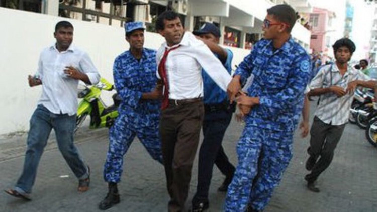 ކުރީގެ ރައީސް މުހައްމަދު ނަޝީދު، ކުރީގެ ރައީސް މައުމޫނުގެ ވެރިކަމުގައި ހައްޔަރުކޮށްގެން ފުލުހުންގެ ބެލުމުގެ ދަށަށް ގެންދަނީ