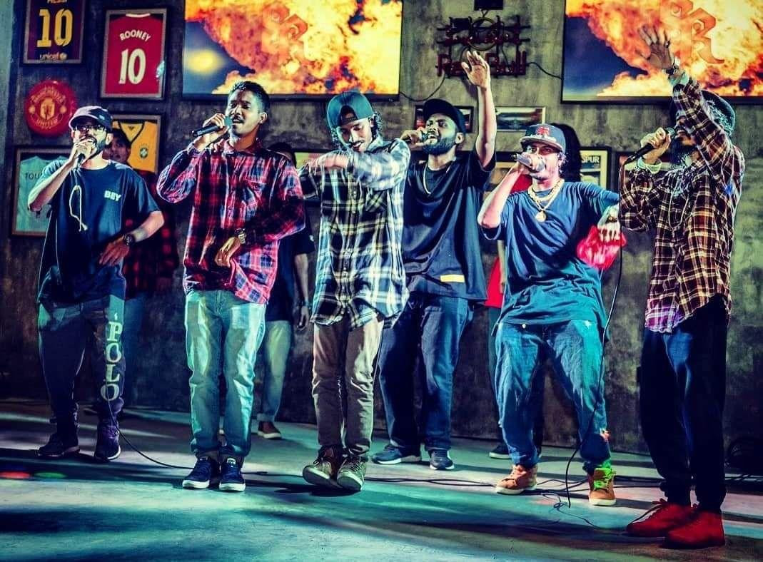 ސިމްބޮލިކް ރެކޯޑްސްއިން ޝޯވ އެއްގައި ޕާފޯމްކުރަމުން ދަނިކޮށް