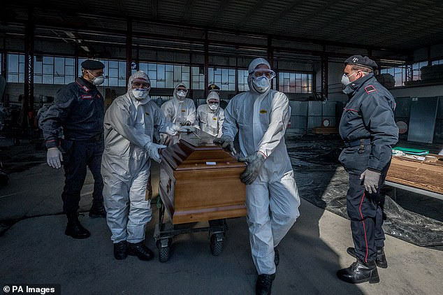 އިޓަލީގެ ބާގަމޯގައި ކޮވިޑް-19 ޖެހިގެން މަރުވި މީހެއްގެ ސަންދޯއް މިލިޓަރީ އޮފިސަރުން ގެންދަނީ