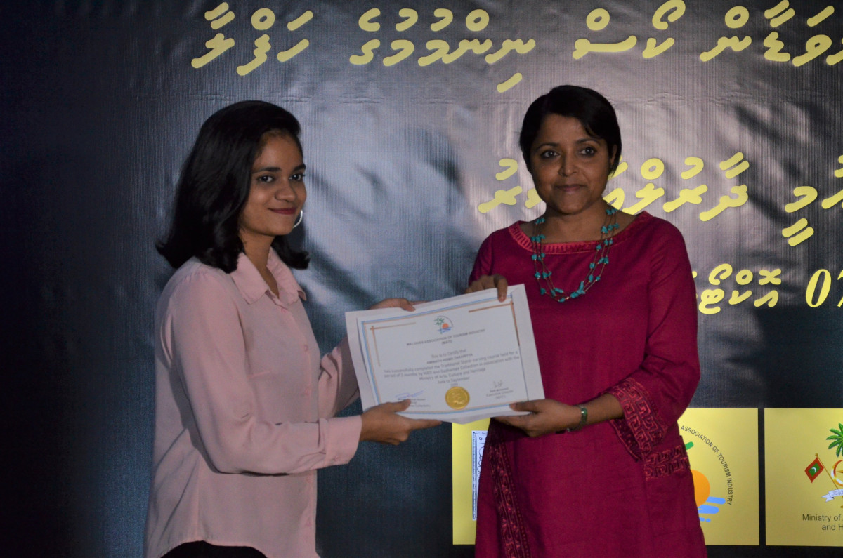 Minister Yumna giving out certificates for Traditional Stone Carving Course