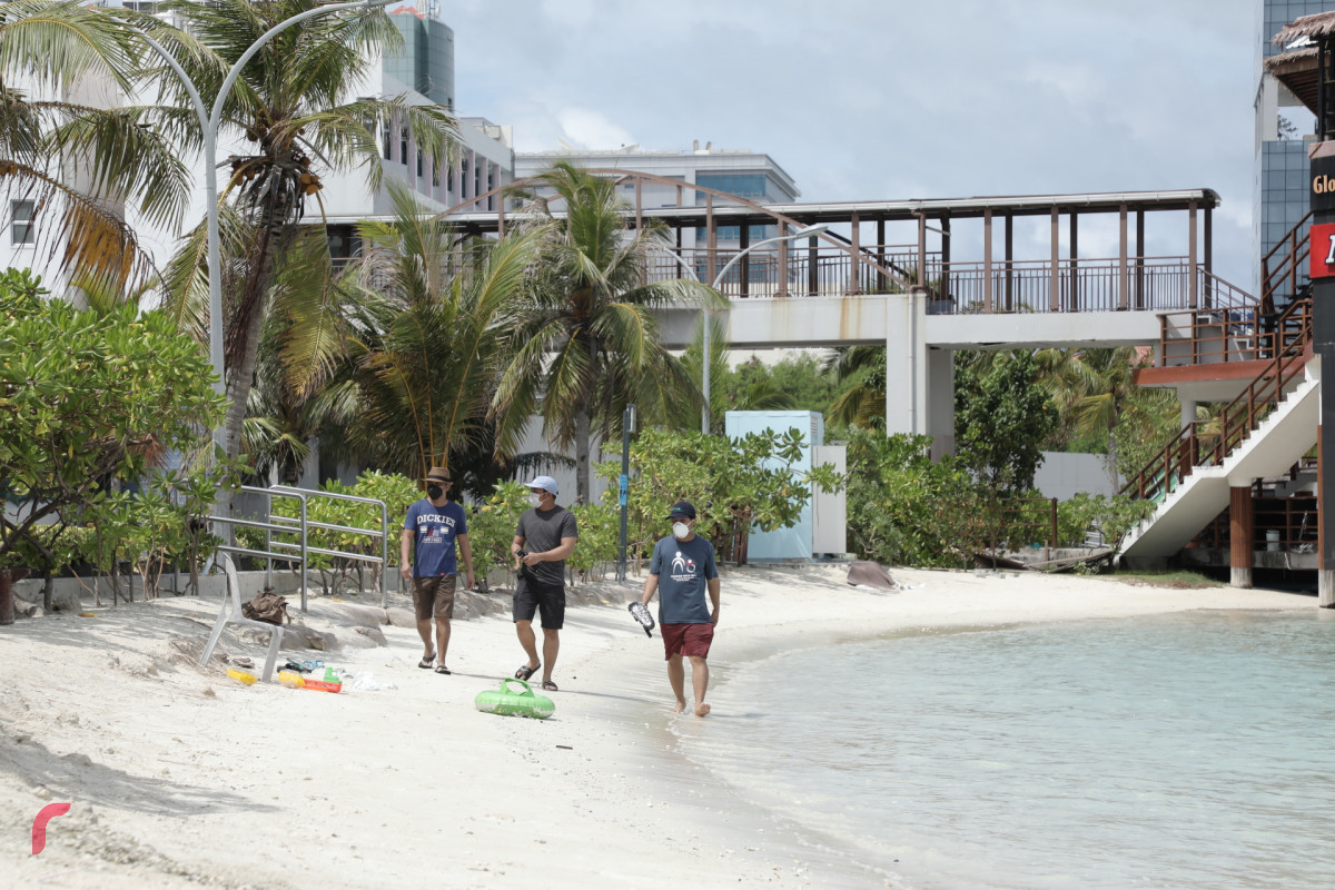 ރަސްފަންނު ސަރަހައްދު ގޮނޑުދަށުގައި ބަޔަކު ހިނގާފައި އަންނަނީ - މޫދު ކައިރީގައި ހަރަކާތްތެރިވާއިރުވެސް މޫސްކް އެޅުން ވަނީ މަޖުބޫރުކޮށްފަ -- ފޮޓޯ: ރާއްޖެ.އެމްވީ