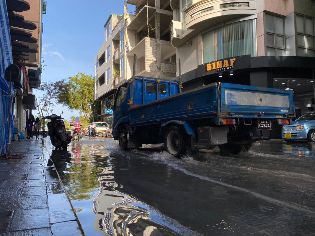 މާލެއަށް އުދަ އެރުން - މާލެއަށް އޮގަސްޓު 20 ވަނަ ދުވަހު އުދަ އަރާފައިވާއިރު، އާޓިފިޝަލް ބީޗު ސަރަހައްދުން އެރި އުދައިގެ އަސަރު އެ ދިމާލުން މަޖިދީ މަގަށްވެސް ވަނީ ކޮށްފައި - ފޮޓޯ: ރާއްޖެއެމްވީ