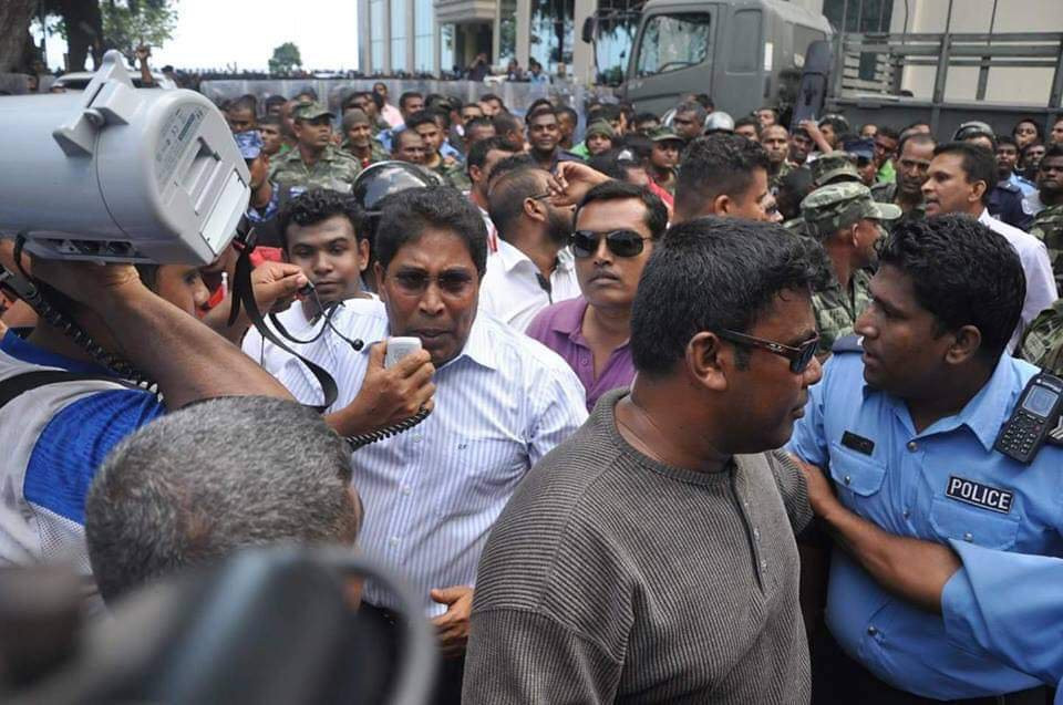 ފެބްރުއަރީ 7، 2012 ގައި ޖުމްހޫރީ މައިދާނުގައި ގާސިމް އިބްރާހިމް އަޑުގަދަކުރާއެއް ބޭނުންކުރައްވައިގެން ވާހަކަދައްކަވަނީ