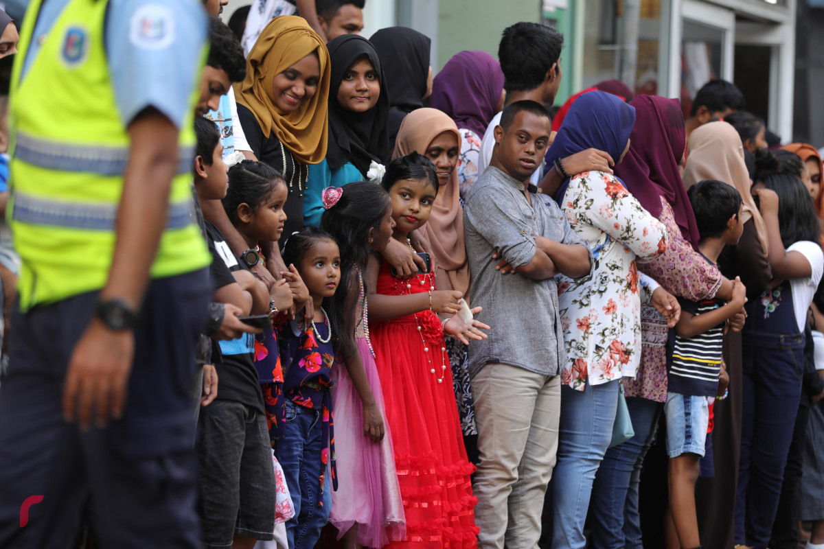 27 ޖުލައި 2019 --ގިނަ އަދަދެއްގެ ކުޑަކުދިންނާއި ބޮޑެތި މީހުން މިނިވަން ކަމާއެކީ މަގުތައް މައްޗައް ނިކުމެ އުފާފާޅުކުރަނީ-- ފޮޓޯ: ޝުއައިބް މުހައްމަދު