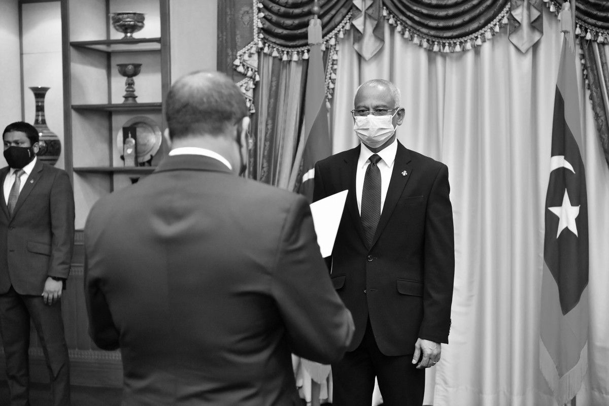 ޓޫރިޒަމް މިނިސްޓަރުކަމަށް ޑރ. މައުސޫމް އައްޔަންކުރެއްވުން - ޑރ އަބްދުﷲ މައުސޫމް ވަޒީރުންގެ މަޖިލީހުގެ މެންބަރުކަމުގެ ހުވައިކުރެއްވީ، ރައީސުލްޖުމްހޫރިއްޔާގެ ކުރިފުޅުމަތީގައި -- ފޮޓޯ: ރައީސް އޮފީސް