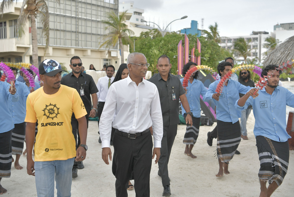 24 ޖޫން 2019 --ރާޅުގުޑީގެ ހަރަކާތްތައް ބައްލަވައިލައްވާ ރައީސް ސާލިހް ބައިވެރިންނާއި ބައްދަލުކުރެއްވުން.-- ފޮޓޯ: ރައީސް އޮފީސް